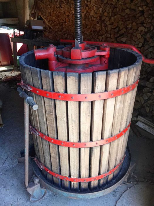 Prensa de vinho com rodas