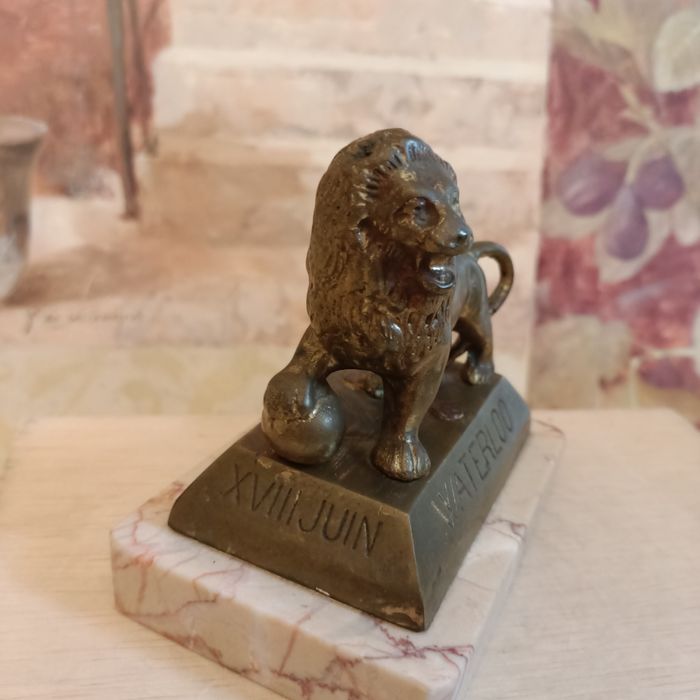 Zabytkowa rzezba,statua Lwa (Lion),z mosiądzu na marmurze.