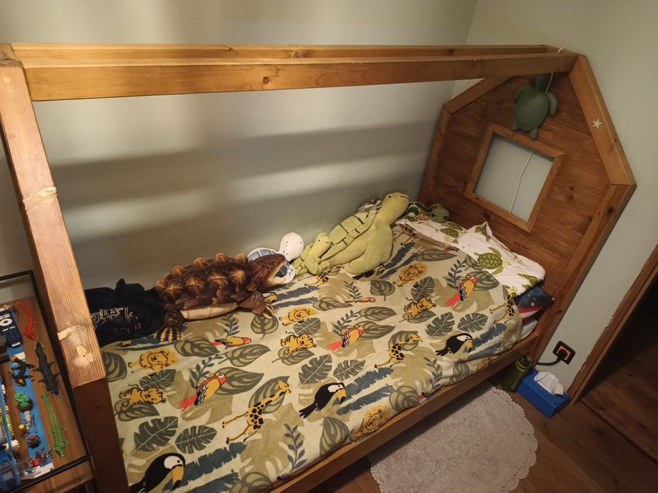 Drewniane łóżko domek dziecięce z materacem i stelażem