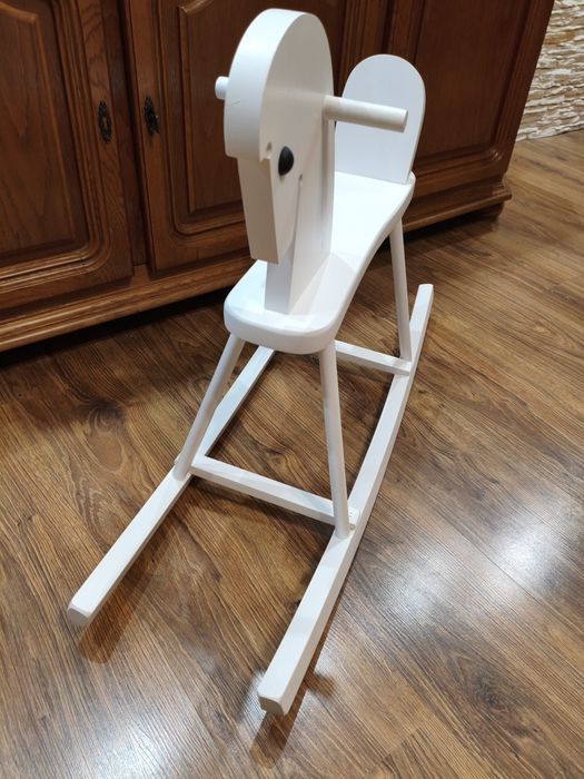 Drewniany biały konik na biegunach