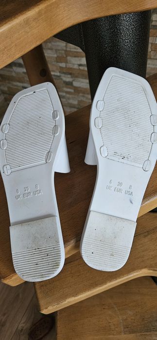 klapki ze złotą klamrą r.39