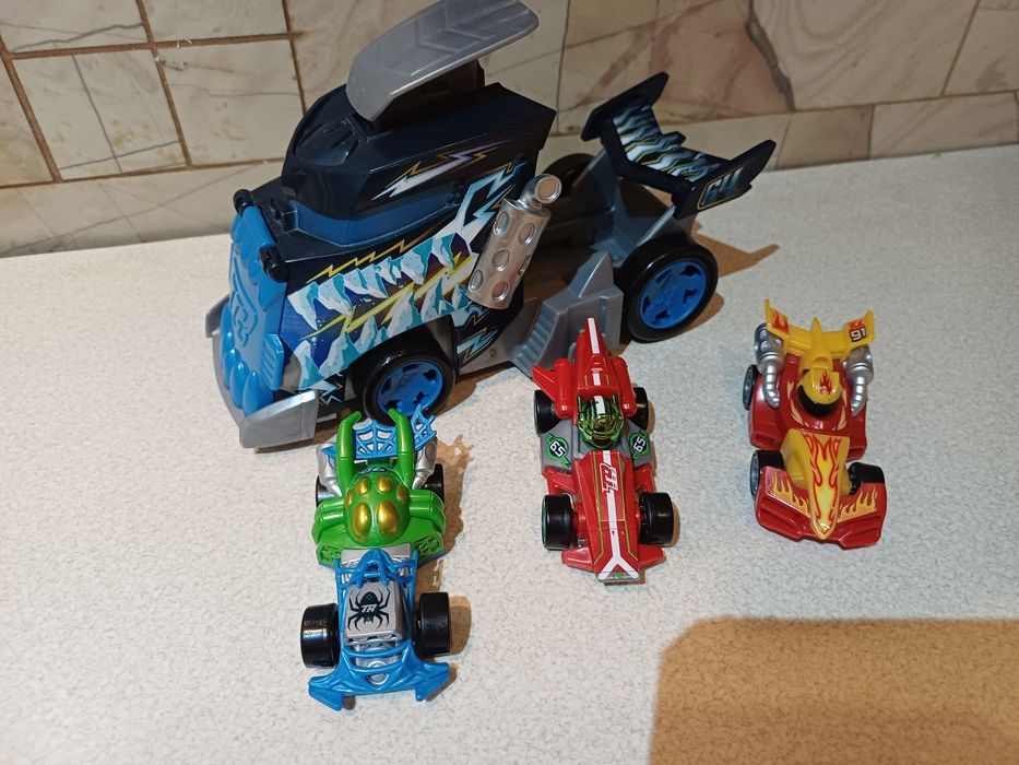 Samochód T-Racers + 3 auta