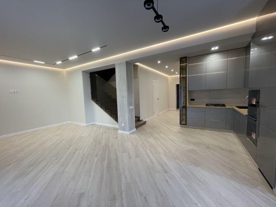 Продаж котеджу з гаражем, газове опалення