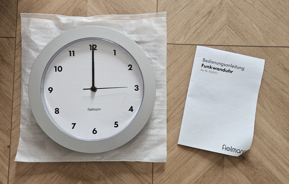 Elektroniczny zegar ścienny fielmann