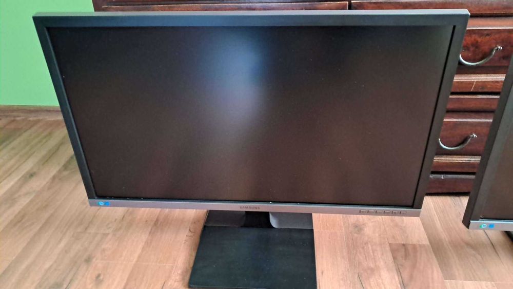3 Monitory Samsung U28E850R LED - 28" cali - 3840 x 2160 4K ULTRA HD