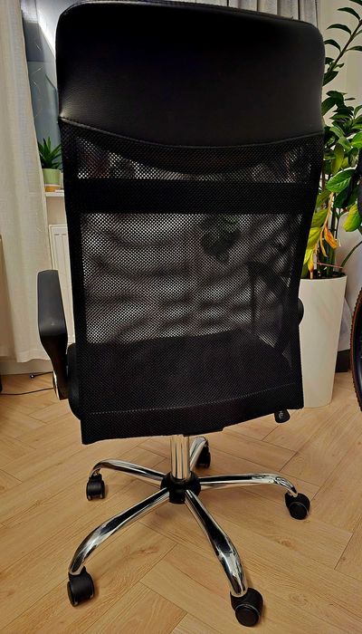 Nowoczesny fotel biurowy - czarny