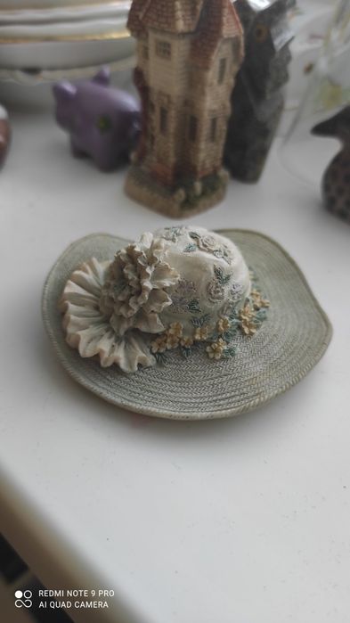 Керамічний вінтажний капелюшок.