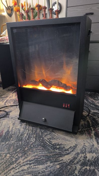 Kominek elektryczny z funkcją grzania na kółkach