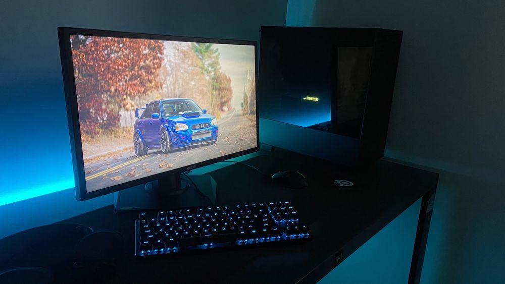Komputer gamingowy z akcesoriami