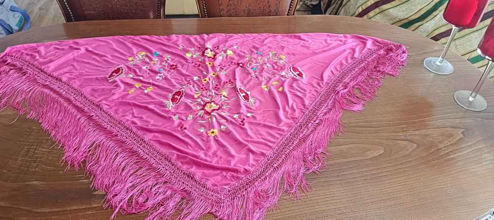 Chapéus chineses, leques e xailes