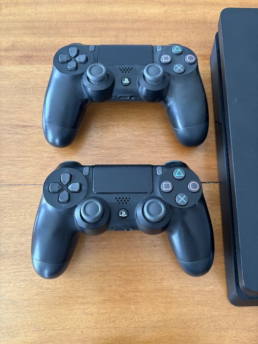 PlayStation 4 (PS4) Slim 1TB + 2 Comandos DualShock 4