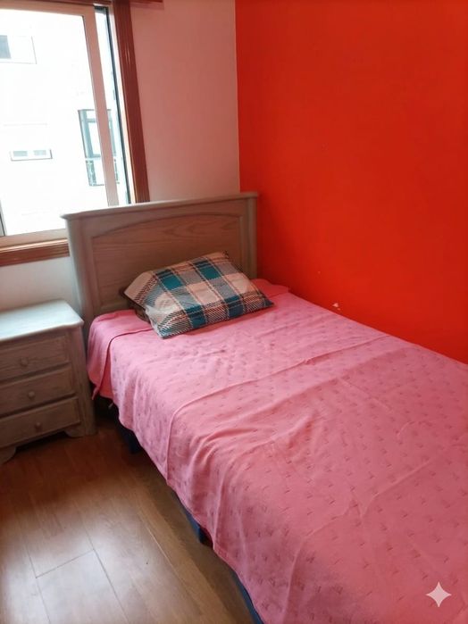 Cama de madeira em solteiro com colchão e o  móvel junto