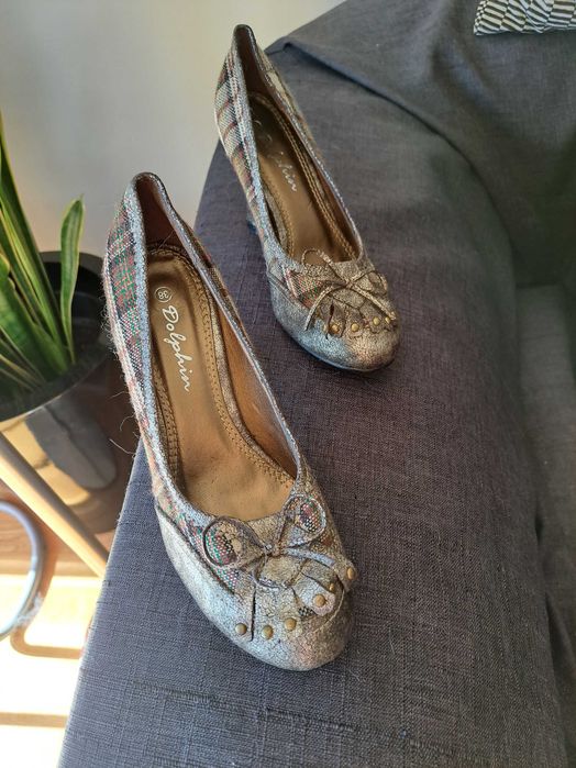 Sapatos quadrados e dourado tamanho 38