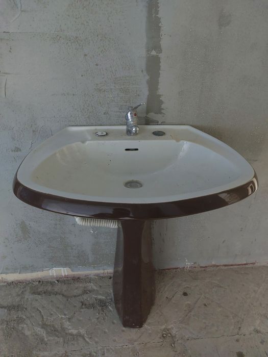 Vendo lavatório com torneira