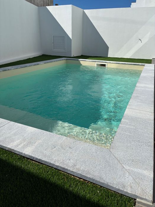 Moradia T3+1 nova, com piscina em Samora Correia