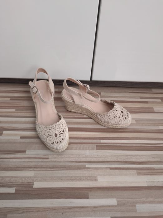 Buty na koturnie