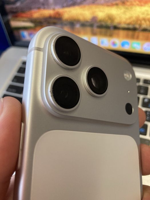 Продам iphone 17 pro 256gb white не вмикається взагалі