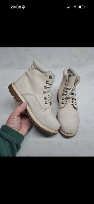 2 botas. 1 dr martens preta e 1 timberlands creme