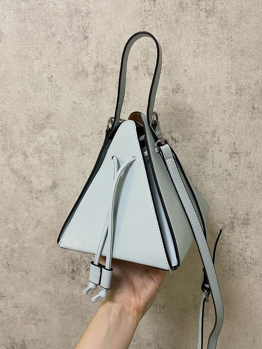 Блакитна сумка оригінальної форми