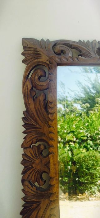 Espelho com moldura em madeira maciça de castanho