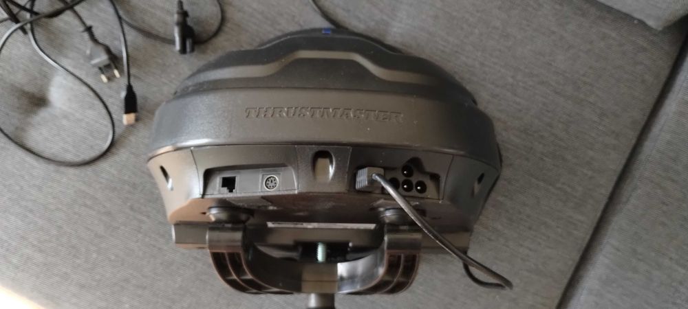 Kierowca thrustmaster t300 ze sprzężeniem zwrotnym oraz stojak na kierownicę i pędały
