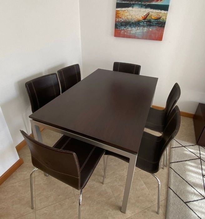 Mesa sala e cadeiras en pele