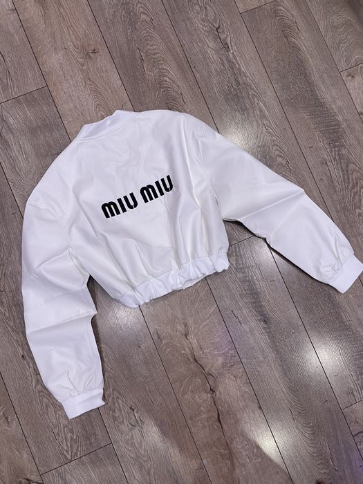 Жіноча весняна біла шкіряна куртка бомбер на кнопках Miu Miu