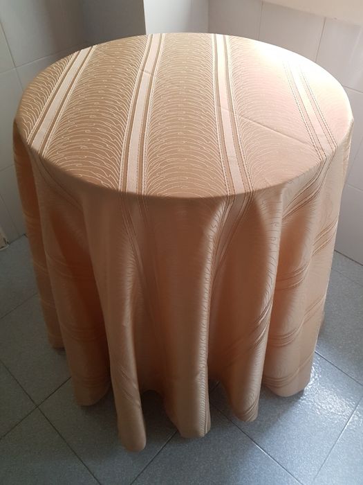 Toalha em renda para camilha,assim como toalha em cetim para base