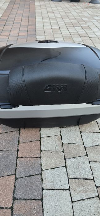 Givi V47 Tech wraz z oparciem i światłem STOP