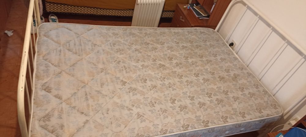 Cama e colchão em ótimo estado