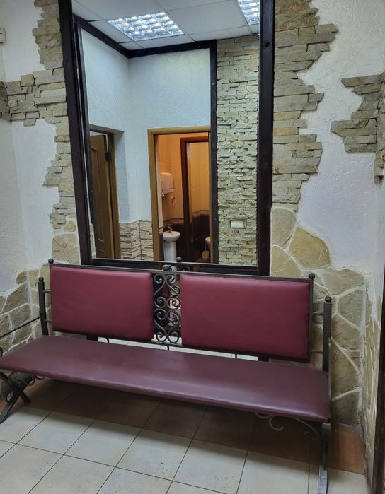 Продається окрема будівля.