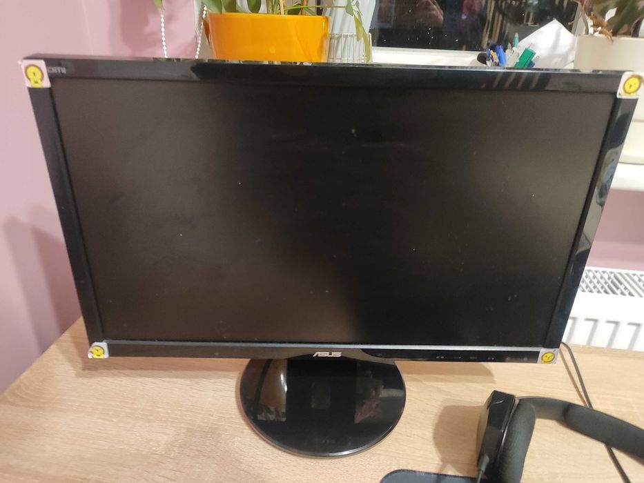 Komputer stacjonarny i monitor