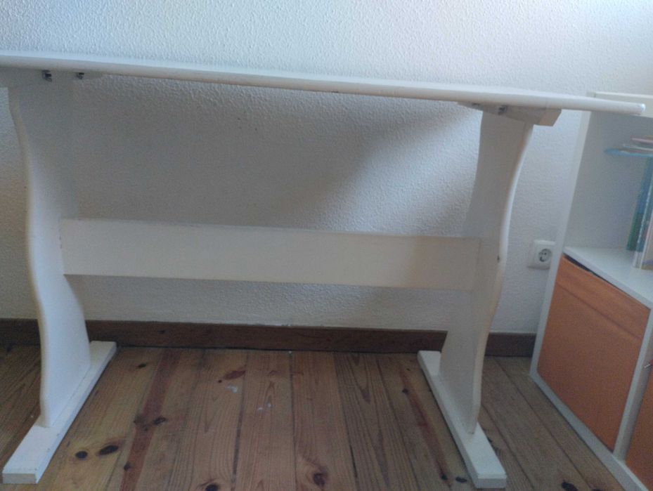 Mesa branca em pinho