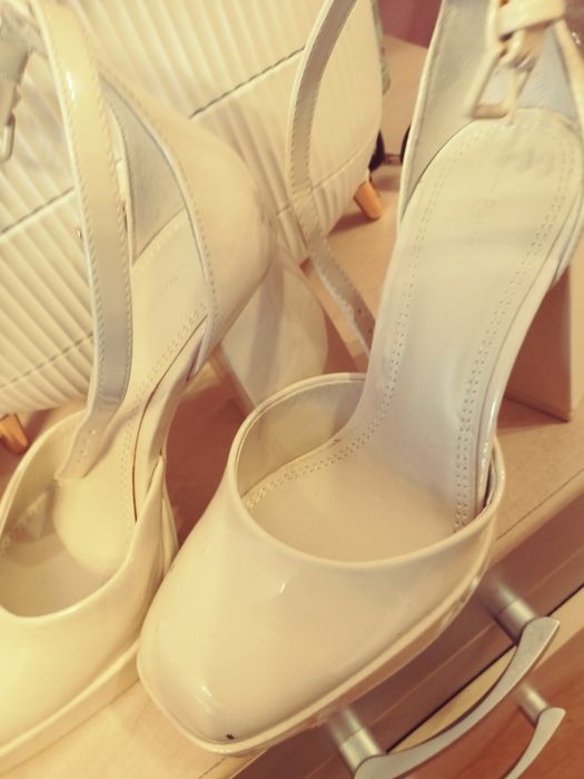 Buty lakier obcas kostka krem bershka 36