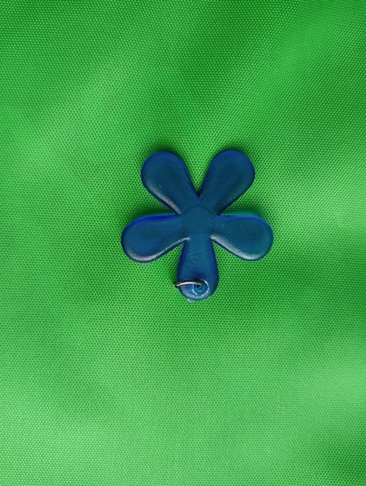 Niebieska zawieszka 'kwiat' do łańcuszka