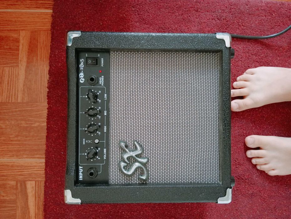 Gitarra electrica com mochila e coluna