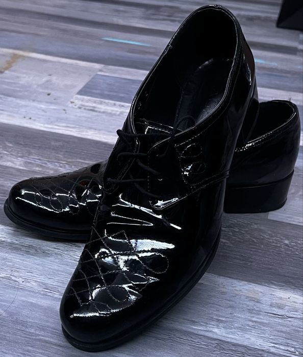 Eleganckie damskie lakierowane czółenka Sagan rozm 38 JAK NOWE