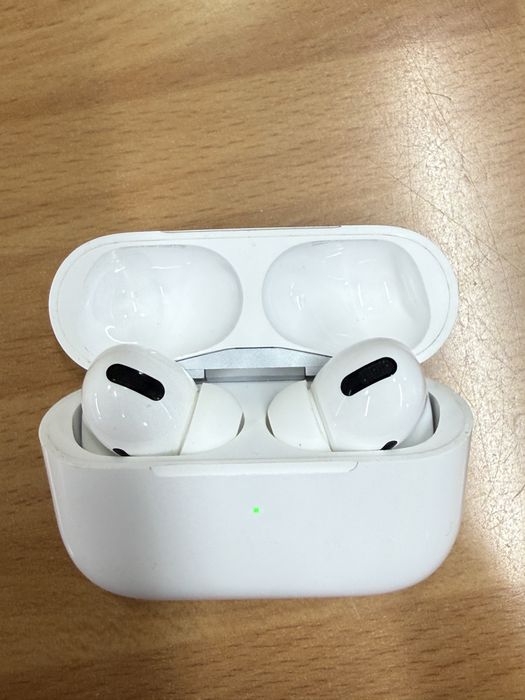 Ipod Pro AirPods Pro com cancelamento de ruído ativo (ANC). Produto novo, com ótima qualidade de som e bom desempenho em chamadas.