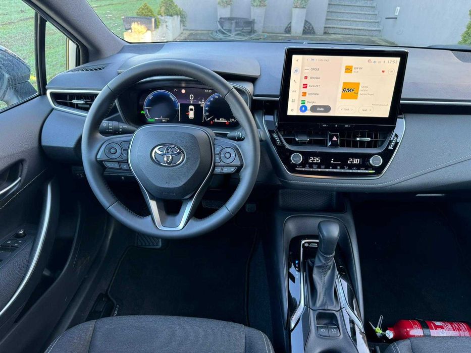 Wynajem samochodu Toyota Corolla hybrid kombi wynajem busa 9 osobowego