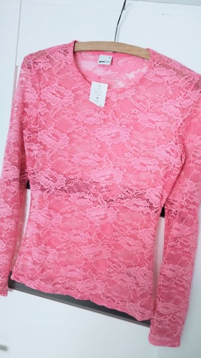 Koronkowa prześwitująca bluzka, długi rękaw, Small Size, różowa, Ginat