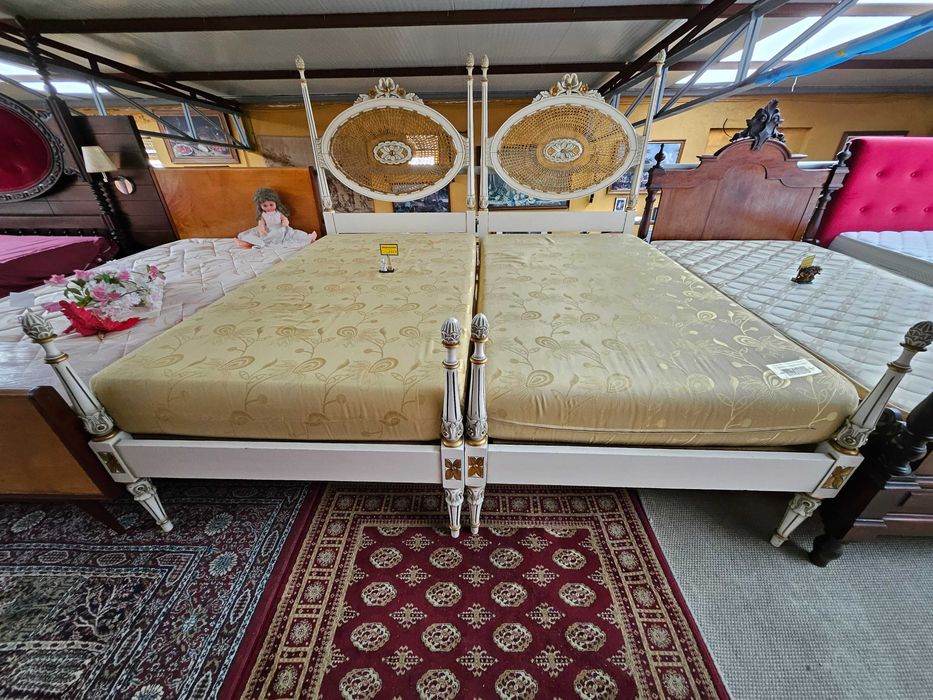 Camas de solteiro em madeira e palhinha, com estrado e colchão - Muito