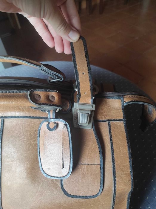 Antiga mala de viagem em pele