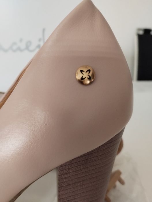 Czółenka skórzane na ozdobnym słupku i grubej podeszwie , pudrowy róż