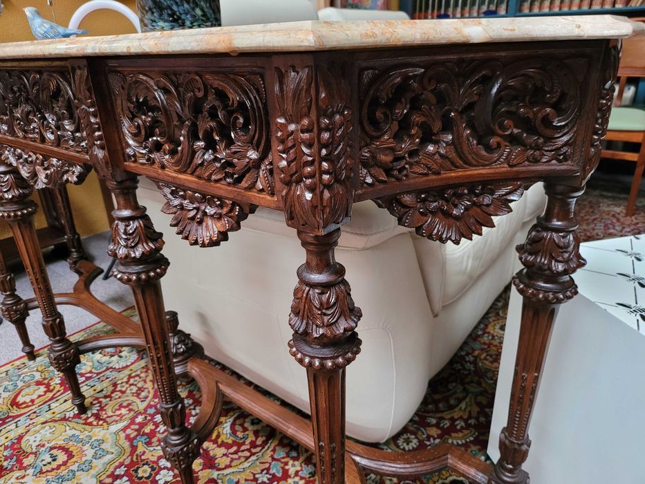 Consola em madeira toda trabalhada com tampo em p