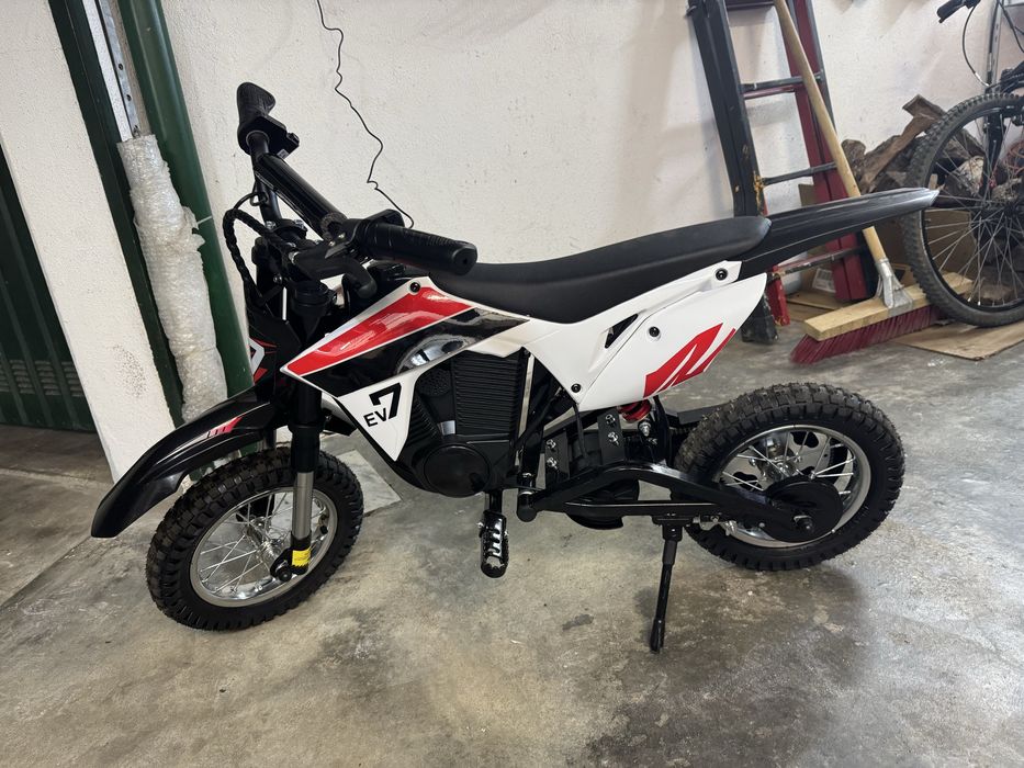Vendo moto de crianca bateria nova