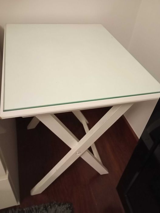 Almofada , abajur, cadeira e mesa