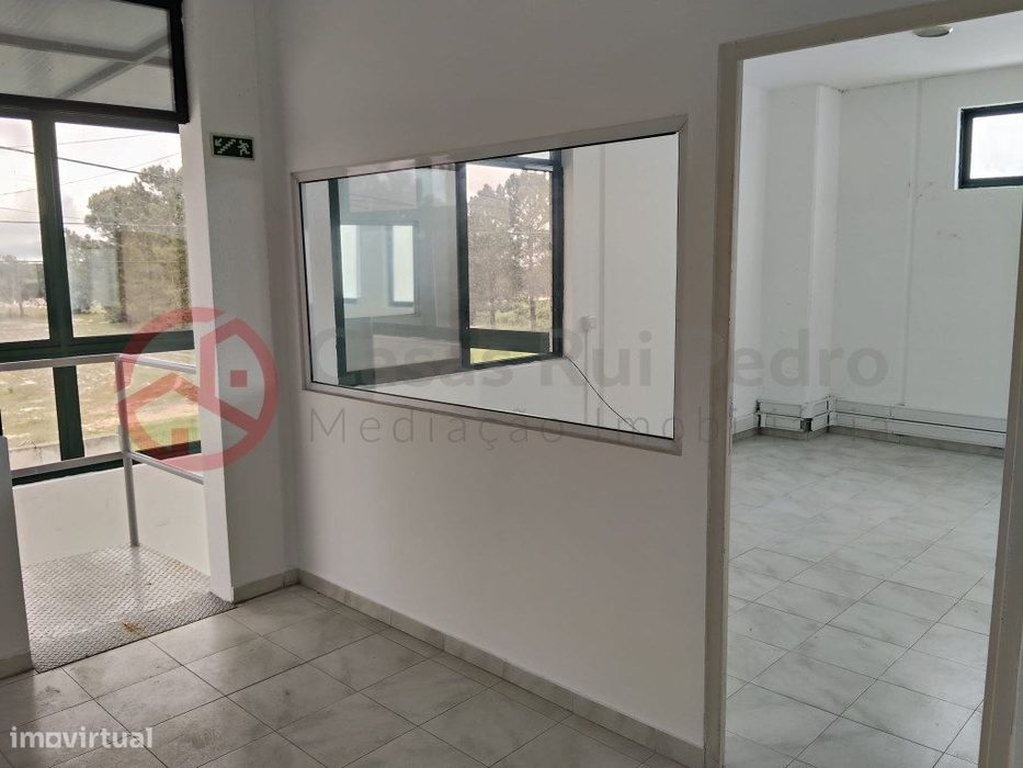Armazém Tipo 2 à Venda em Parque Industrial Com ligação direta ao PT