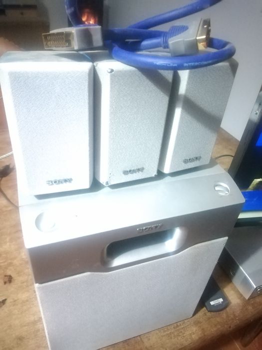 Leitor DVD + subwoofer + 3 colunas satelites