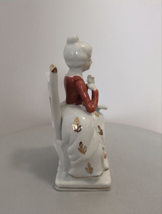Figura de Porcelana – Senhora Clássica a Ler