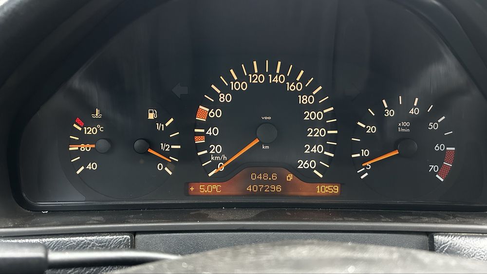 Mercedes-Benz E320 W210